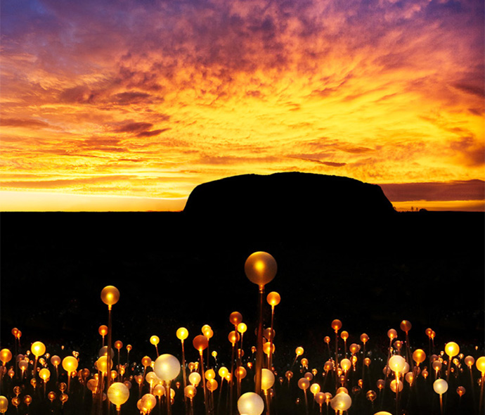 Vast country. Field of Light Брюс Манро. Uluru at Night.