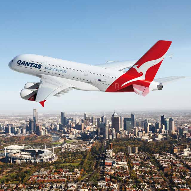 Avion de Qantas Airways au dessus de Melbourne en Australie